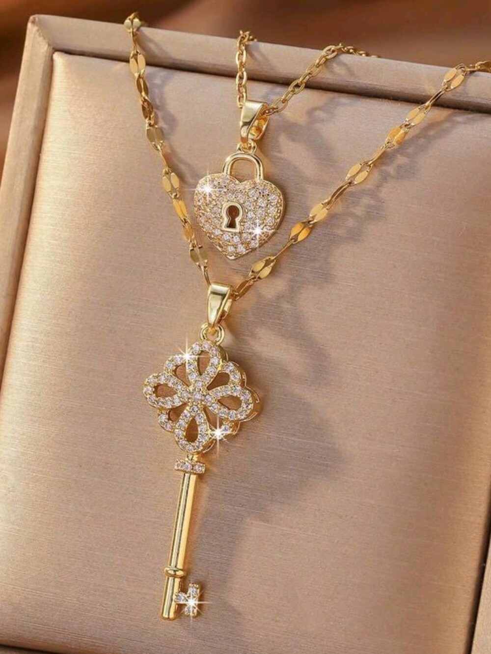 BRAND NEW ** Gold Key and Heart Lock Layered Necklace - Gold